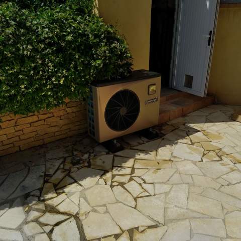 Installation d'une pompe  chaleur piscine  Saint-Clment-de-Rivire