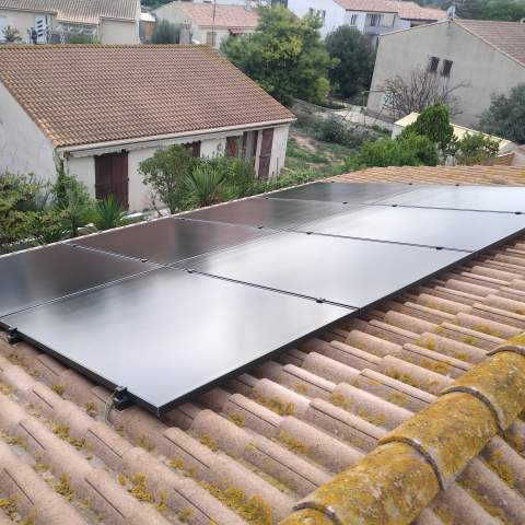 Installation de panneaux photovoltaques avec son assistant colec  Marseillan